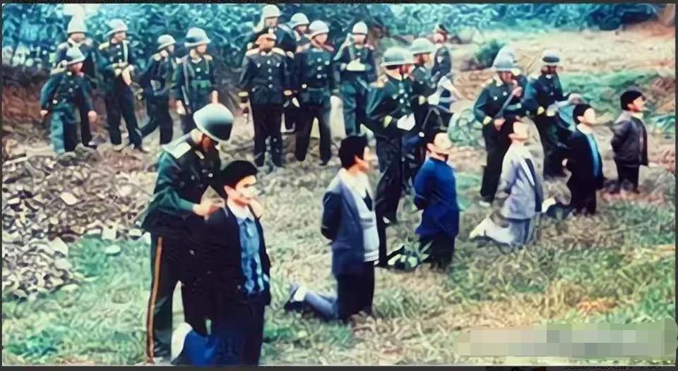 在四十多年前郑州处决死刑犯流程是:在处决前一天下午由省高院送达死刑裁定书，当天晚