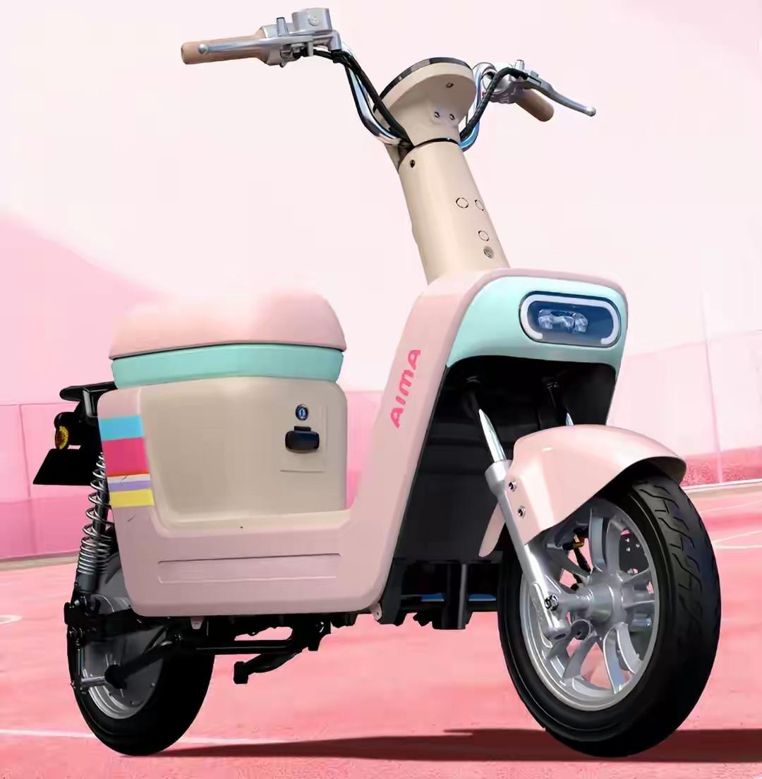 爱玛新国标电动车简直是救星！现在骑电动车接孩子的家长越来越多，政策允许16岁