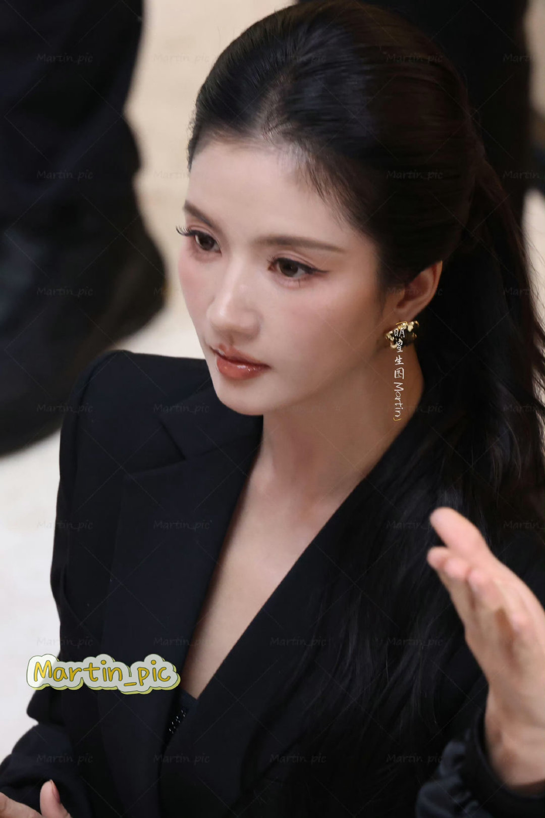 #刘些宁亚历山大王活动生图##刘些宁黑西装大光明造型#姐姐...​