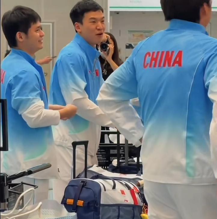 亚运会回国的路上，邱贻可和向鹏说了啥？把林诗栋笑弯了腰？网友说：可能是邱贻可