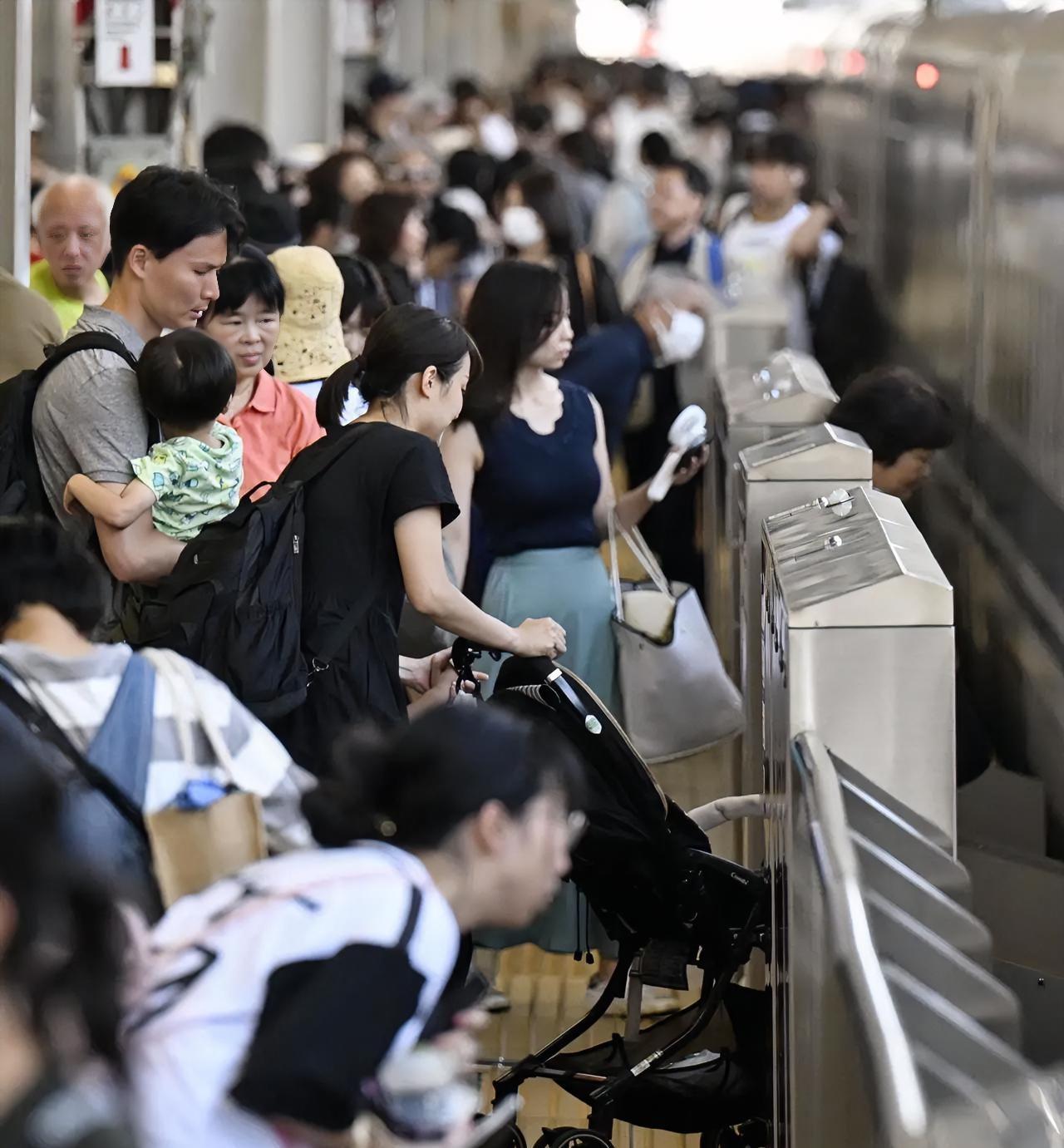 航班取消后，滞留日本的中国游客引发争议中日航班突然取消了，很多中国游客回不来了