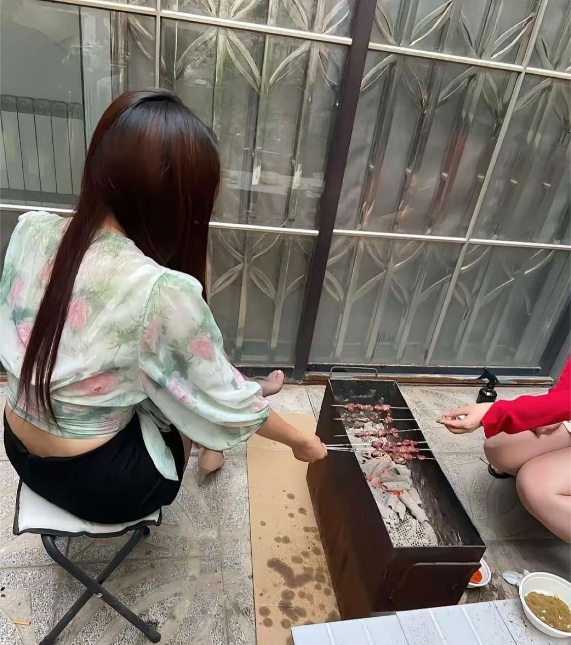 好不容易吃个烧烤这么不讲卫生！