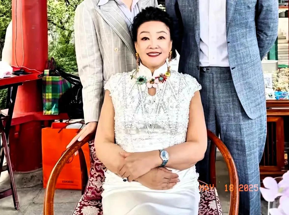 汪小菲婚礼，张兰的出现很抢眼。她穿了至少两套衣服，一套旗袍，一套酒红色的晚礼服，