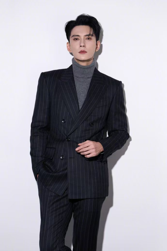 徐正溪的优雅永不过时徐正溪的优雅是永恒的经典。无论时光如何流转，他的优雅气质都