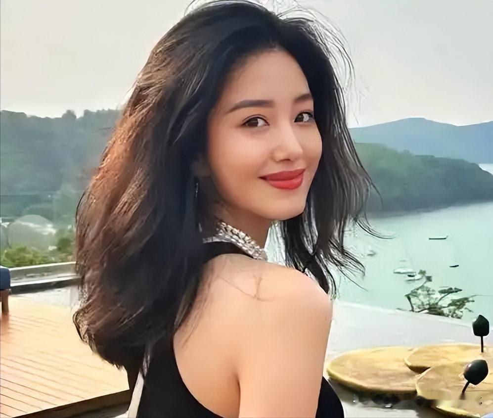 据说现任是某蚊香公司集团董事长的孙子，是富三代，家境很好。杨采钰也挺厉害的，年