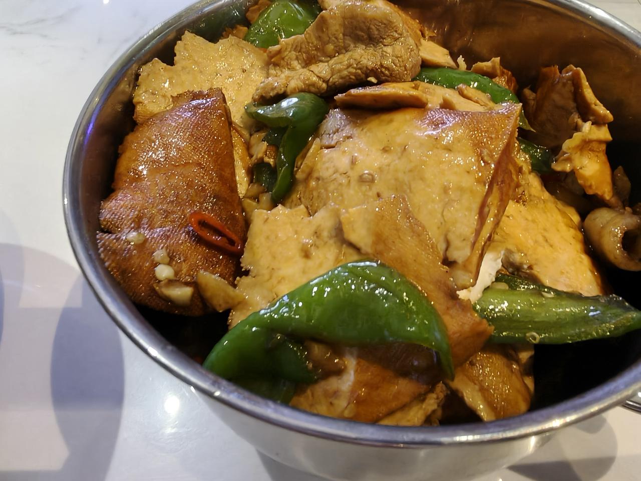 豆腐干炒肉片今晚的员工餐炒的很好吃，豆腐干炒肉片，配米饭。吃的很开心！