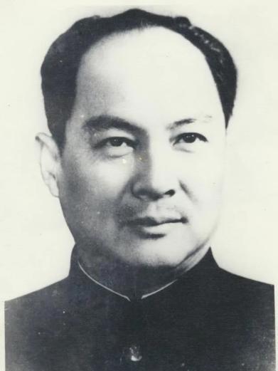 1935年，他被开除党籍，戴着手铐走完长征，开国大典前，毛主席问他：“你为何不来