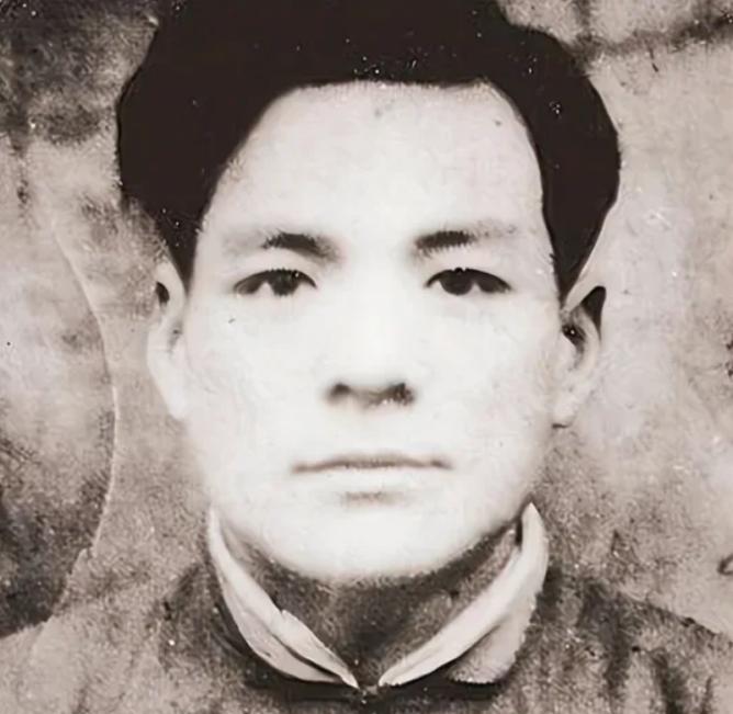 1943年，大汉奸林洪洲在路边小解，被农民王老汉用粪叉从背后猛砸重伤倒地，王老汉