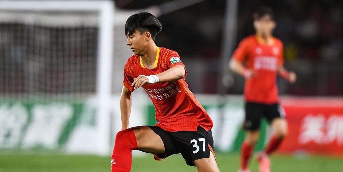 这两位U19新星明明有实力在中超踢首发，为何如今都选择离开老东家，宁愿去欧洲联赛