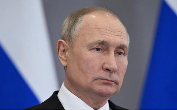 普京就扔了一句话，全世界的空气都安静了。他说，美国的“战斧”导弹要是敢碰俄罗斯一