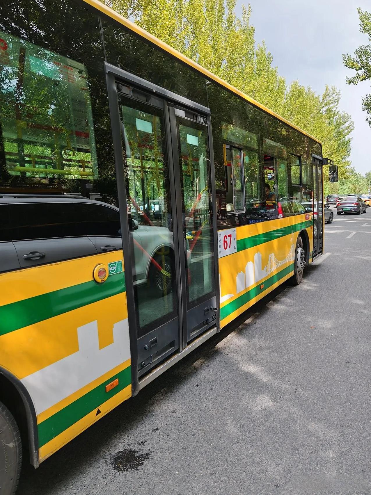 公交车司机竟跑错钱路，你见过吗？今天坐67路公交车去医大二院，当汽