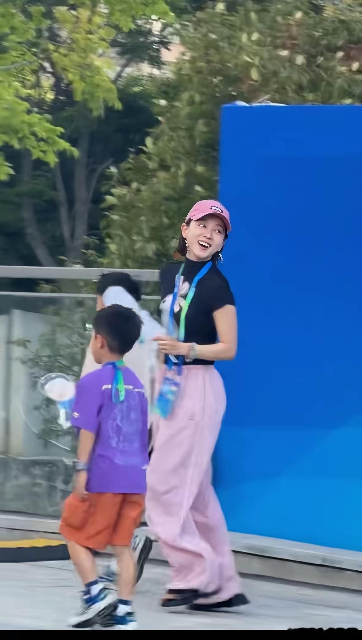 马龙老婆夏露真的好漂亮，带着两个儿子，儿子也很懂事，好温馨的画面，龙嫂把家里打理