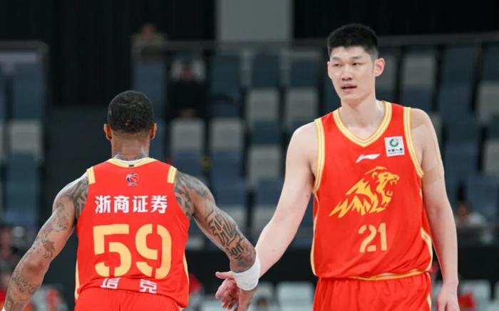 广厦终于听劝了 卡尔顿直接从广厦主场对吉林的比赛大名单里消失了，这不是普通的