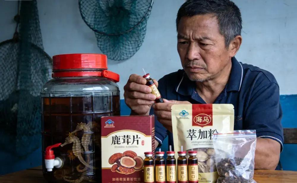 55岁的三亚船夫卢勇顺，认识游客美芳后，感情上闹了别扭。为了“撑场面”，他在28