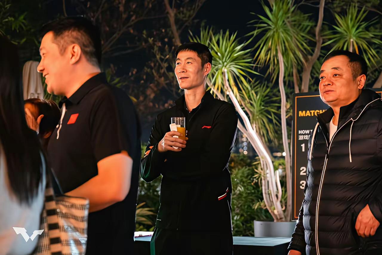 乒协主席王励勤出席WTT香港总决赛晚宴，身也有乒协秘书长何潇，香港乒乓球队主教练