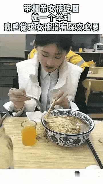 女孩这个动作究竟是对，还是不对？男孩与女孩相亲，男孩本来对女孩长相气质都满意