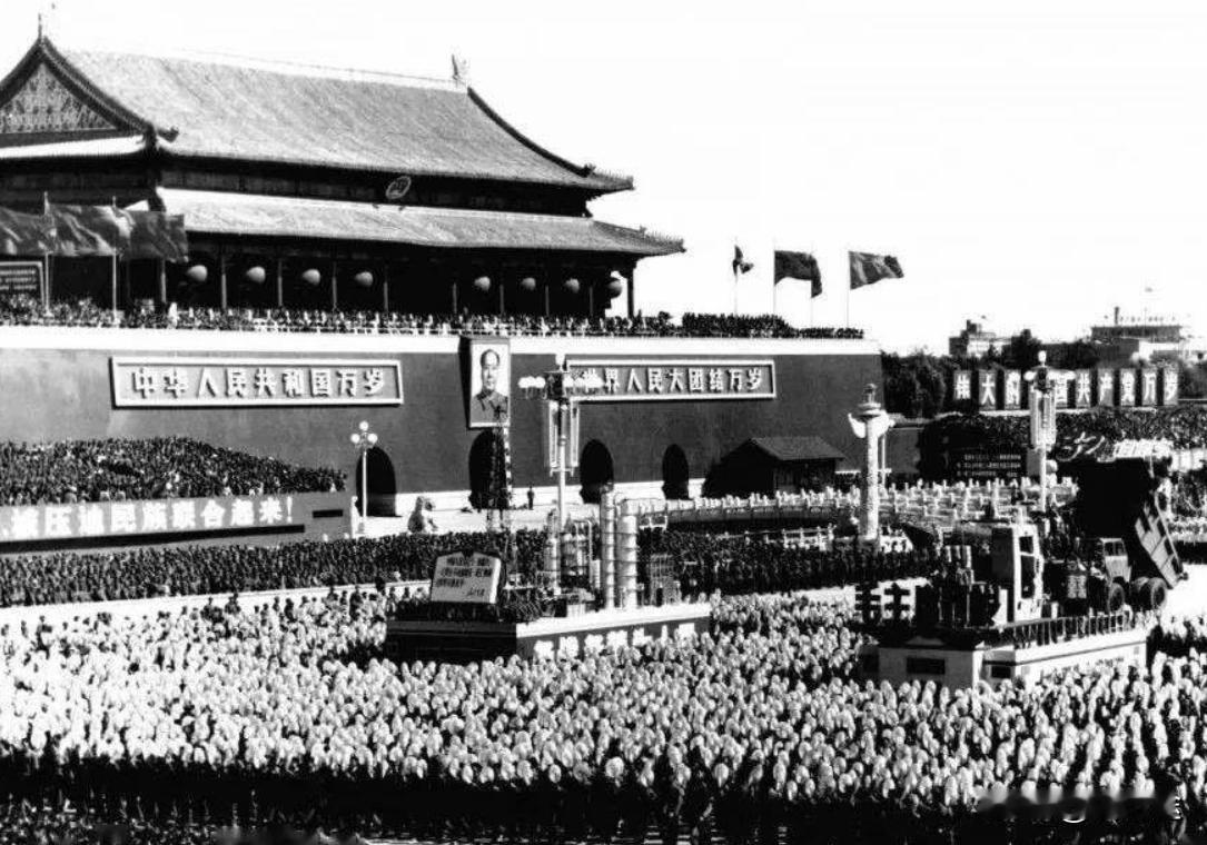 现在的天安门是秘密新建的，原来的早已被拆除？1969年国庆后，毛主席亲笔批示：原