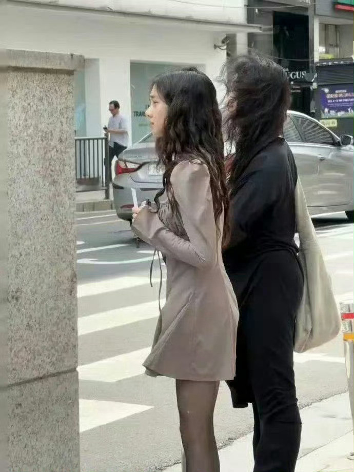 网友国外偶遇黄磊女儿，黄多多打扮成熟，明星气质藏也藏不住！​​​​