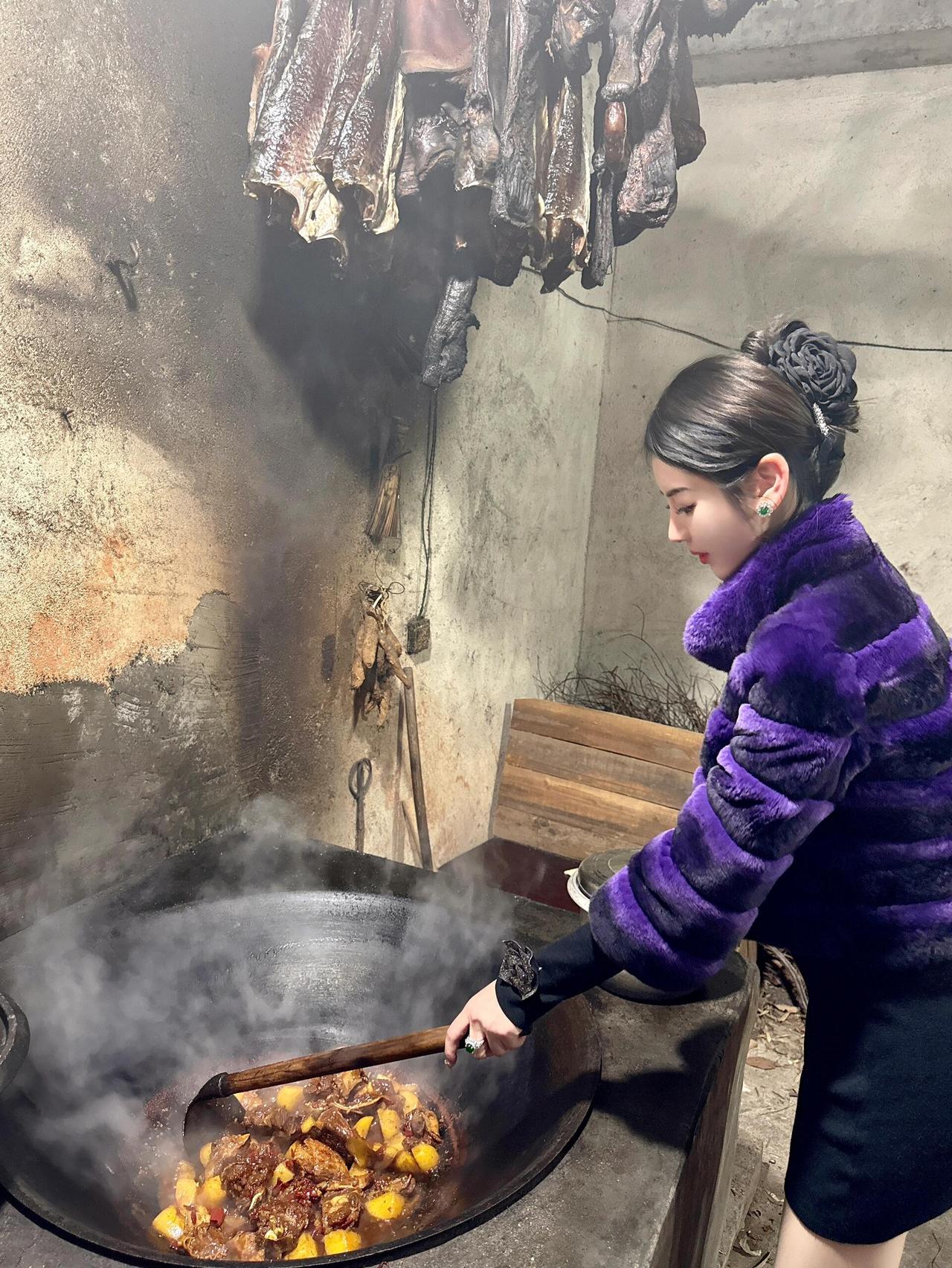 说实话，看完上海这家“网红黄鱼面”的后厨，我午饭都差点吐了。满地包浆油垢，食