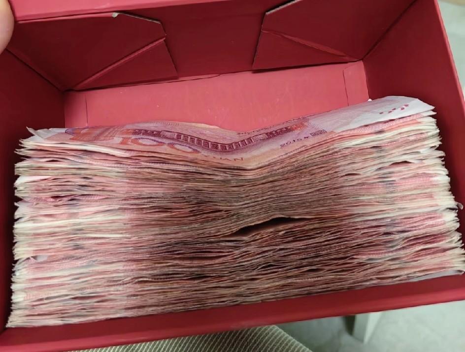 我那84岁的妈妈终于有了一笔存款，我还在美滋滋的想：以后农村那个舅舅给妈妈送东西