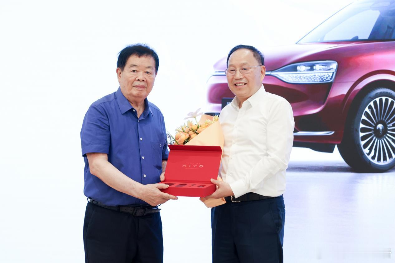 问界M9向福耀科技大学交车，张兴海：这是新汽车与新教育的交流！7月9日，问界