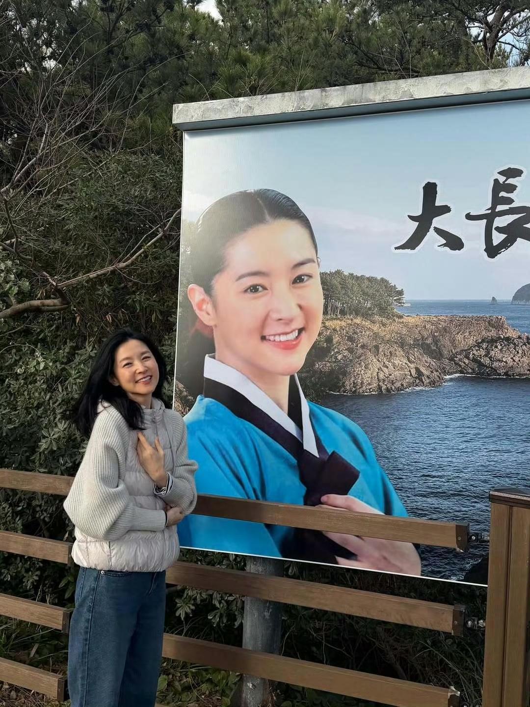 3月17号55岁的李英爱现身《大长今》拍摄基地，笑容依旧甜美，优雅大方。