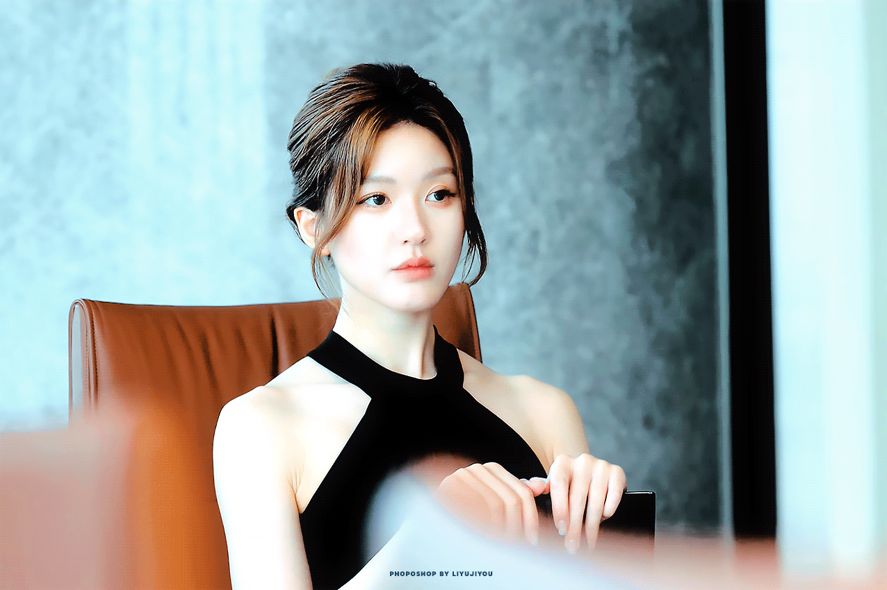 新闻女王许我耀眼说真的，路人都觉得赵露思的《许我耀眼》爆了，《新闻女王》还没开