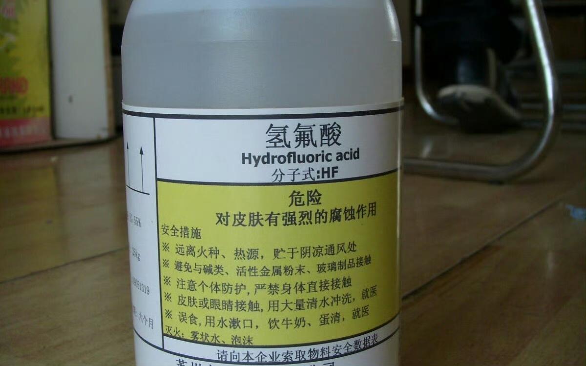 最近一则令人痛心的新闻引发全网关注：某地一名女子在夜间散步时，不慎踩到路面残留的