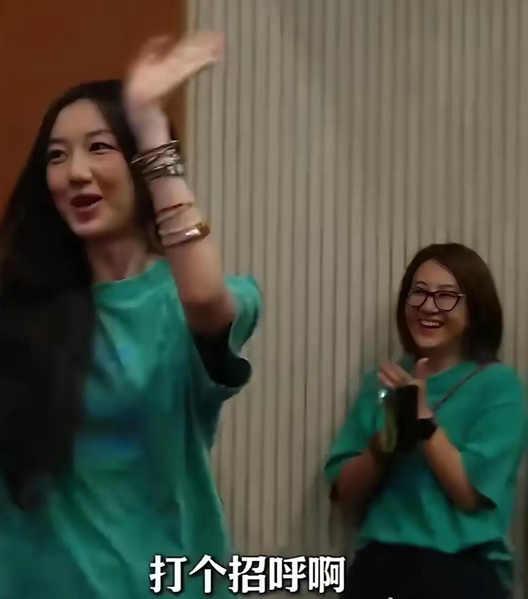 李嫣除了长相长得像爸爸李亚鹏之外，其余的都和王菲一模一样李亚鹏又带李嫣出席活动