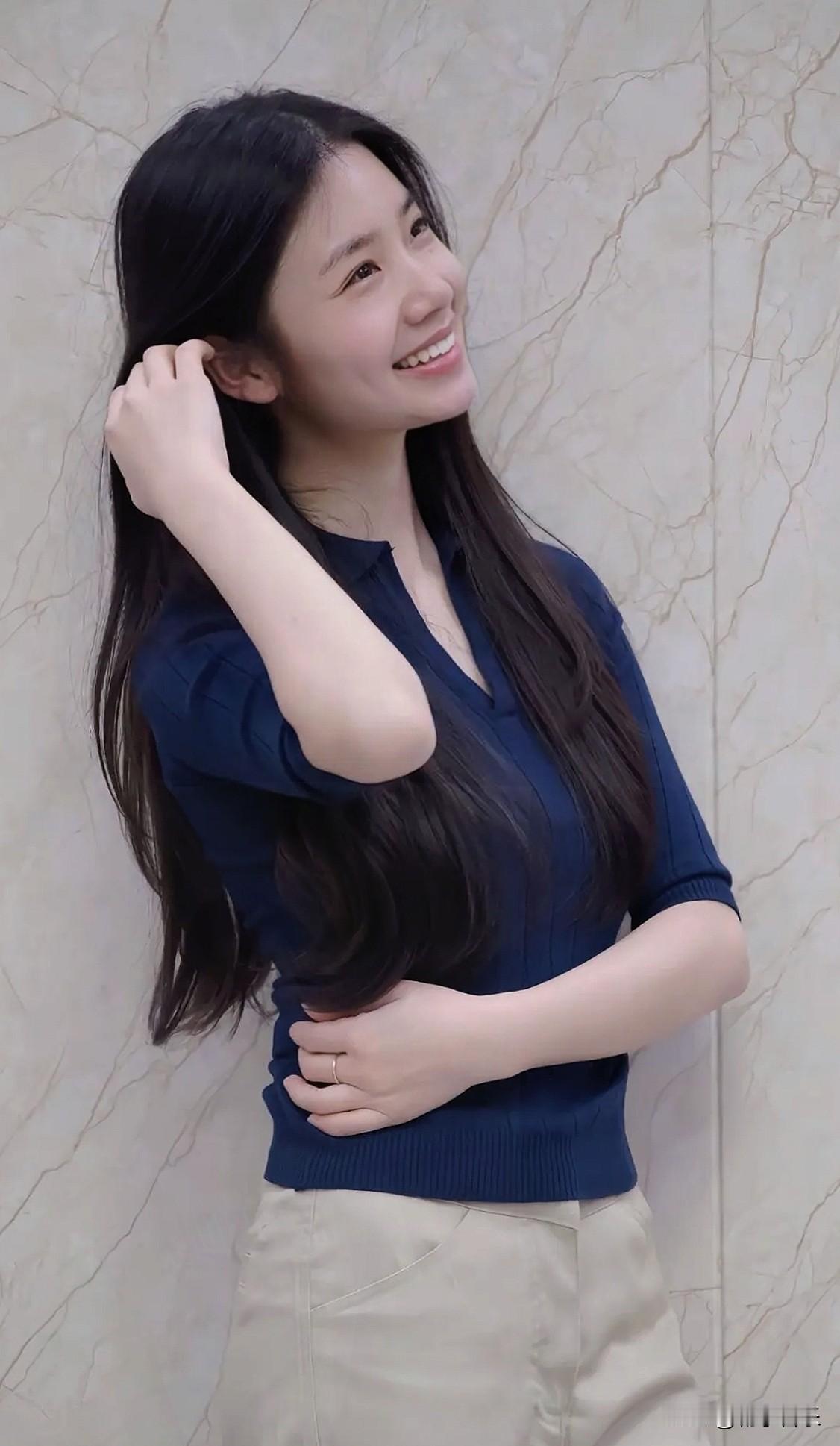 以温柔微笑示人，凭优雅气质立足，用简约穿搭诉说内在的丰盈与力量。优雅自信穿搭分享