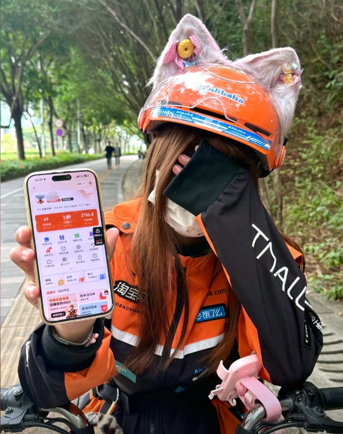头盔戴着软萌猫耳朵，一身亮眼工装，看着可可爱爱的女骑手，掏出手机一看账单，瞬间崩