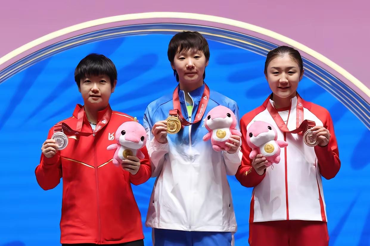 王曼昱、孙颖莎、陈梦站在领奖台上，三人都绽放出笑容，但笑容的内涵各不相同！全运