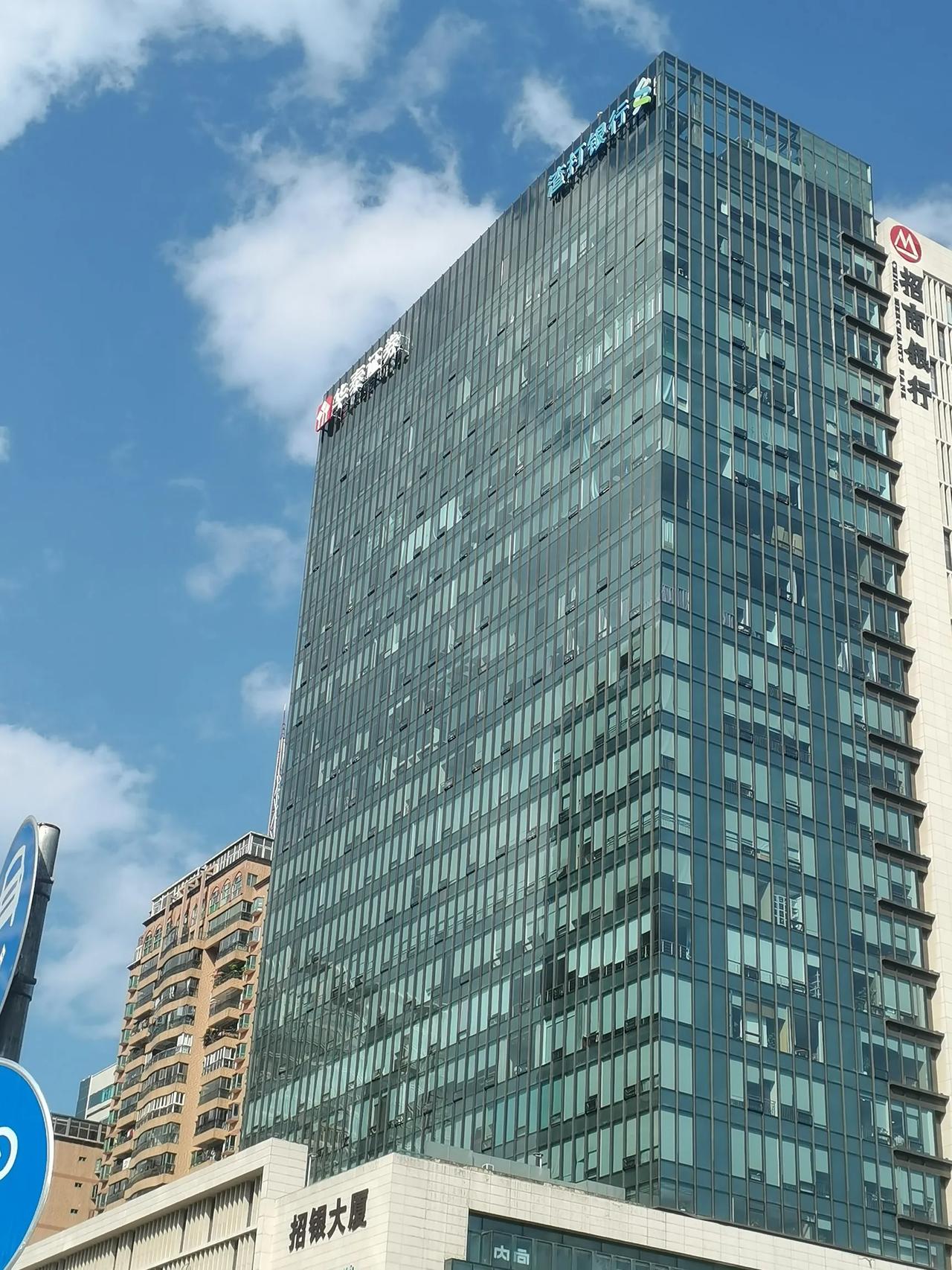 招银大厦，虽然在昆明高度不是很起哏，前二十甚至前三十都排不上，前四十也排不上，但