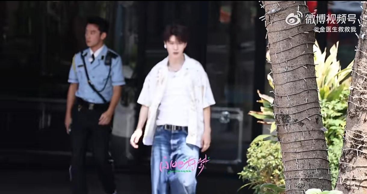 看《奔跑吧》这段路透真的太好笑了！转场全是同款商务车，孟子义没看清差点坐上李昀锐