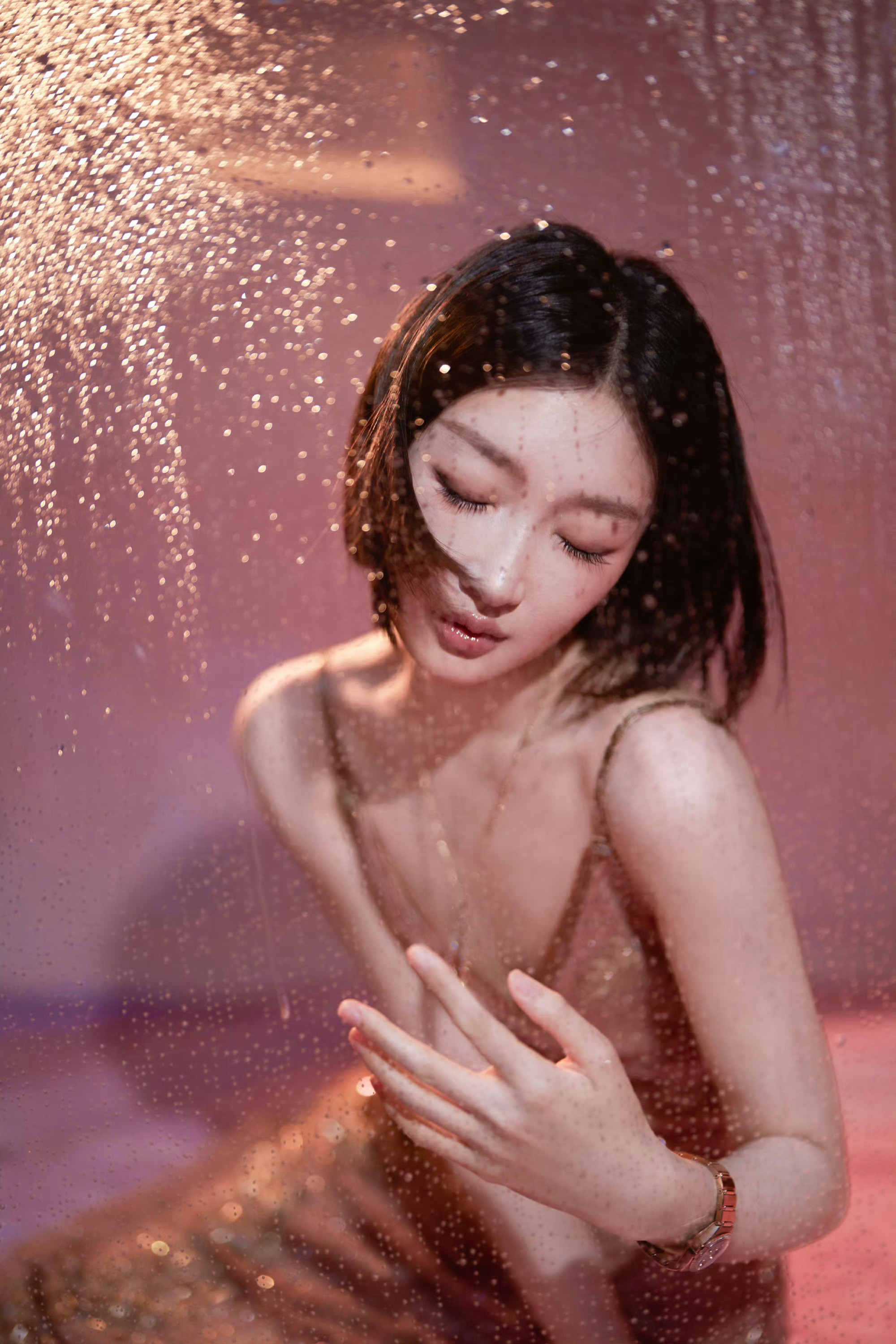 周冬雨短发好萌清爽短发加持，周冬雨又萌又灵，倔强感和亲切感平衡得刚刚好