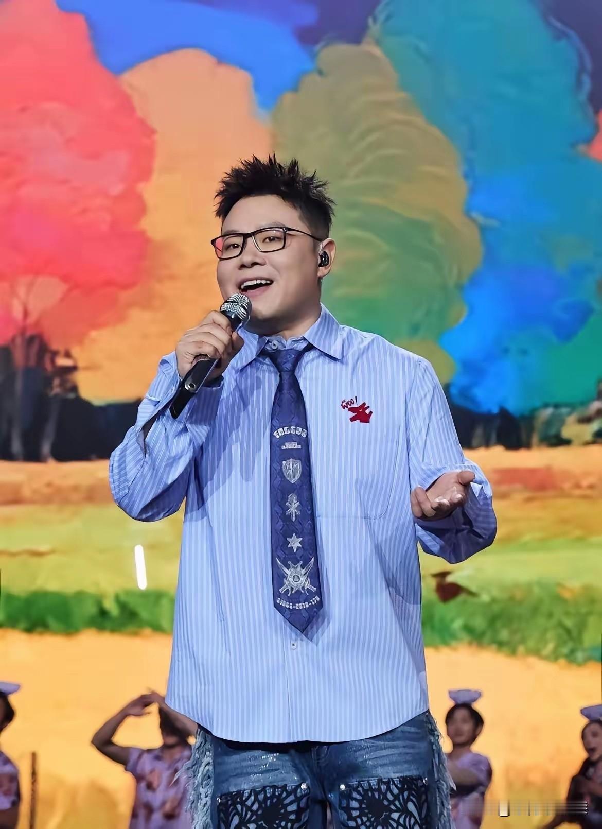 试问当下谁能火过岳云鹏？放眼整个华语乐坛，任何一个歌手开演唱会也没有那么多明星