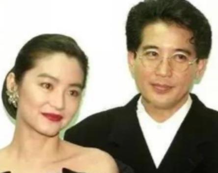 1973年，26岁已婚的秦汉爱上了18岁的林青霞，怀孕8个月的妻子邵乔茵心痛不已