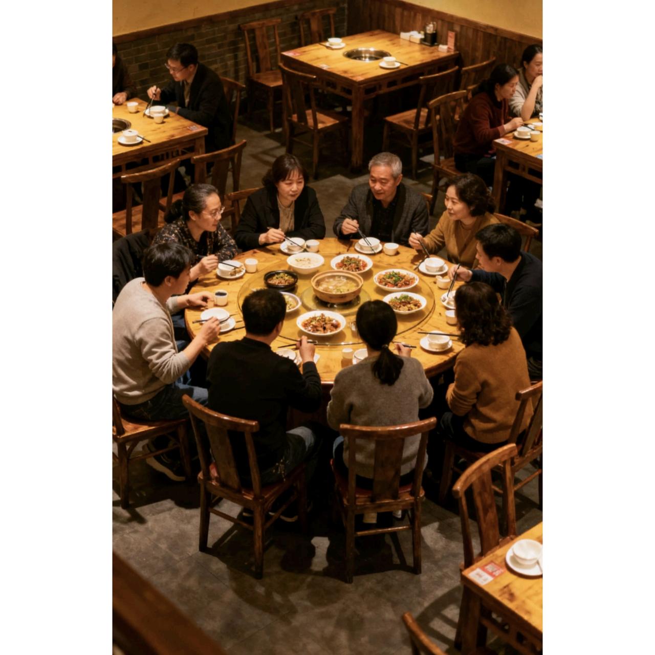 重庆市一家饭店被曝光存在使用“阴阳菜单”的情况，同样的菜，对外地游客收116元，