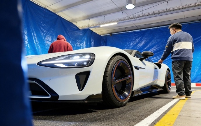 小米超跑确实帅啊，这回头率不得百分之百