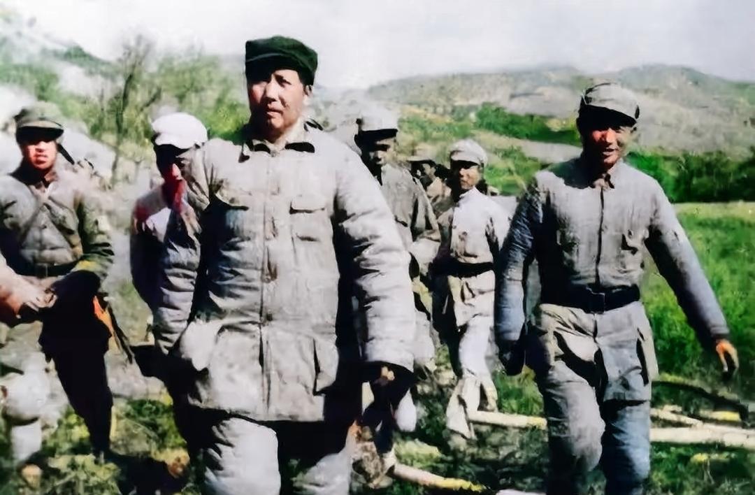 1943年10月30日，毛主席在视察南泥湾，与周总理、刘少奇同志及李进等人一同来