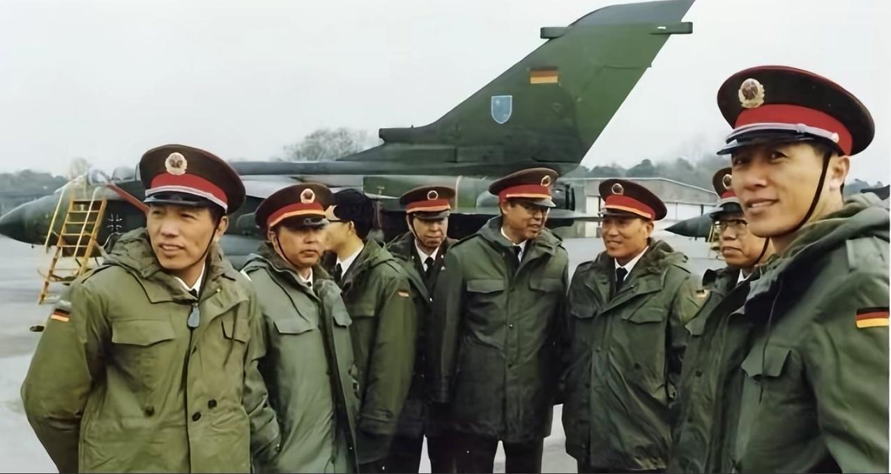 1989年初，中国军事代表团赴德国考察狂风（Tornado）战斗轰炸机时的场