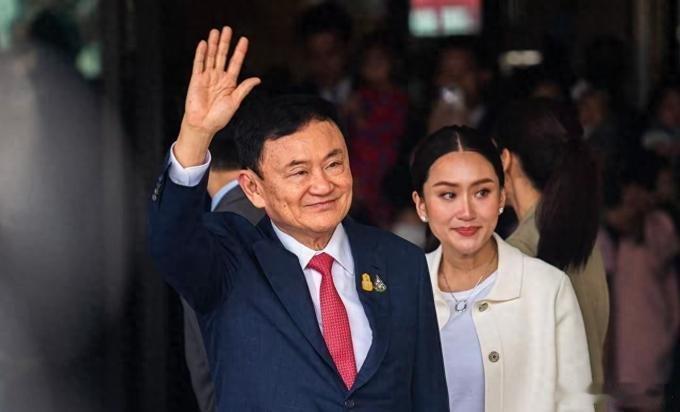 本以为他信是个王者，却不料是个青铜，女儿佩通坦前脚下台，他扭头坐飞机开溜，还带着