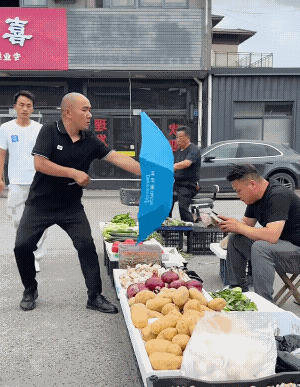 把伞转动问他能看清楚上面的字吗？[大笑]