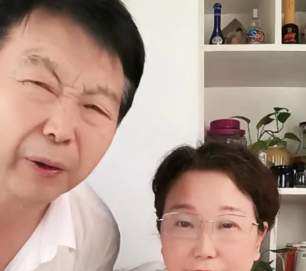 杜大娘下午快六点，直播时突然接到了一个电话！大娘正在直播卖货时，一个电话打进