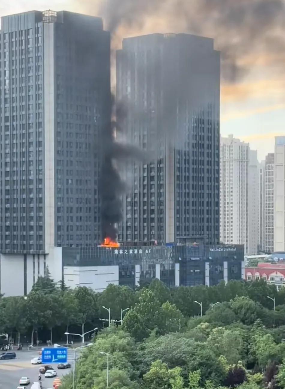 一场大火又烧出了偷工减料！6月3日，网传西安北郊一写字楼发生火灾，大火从一层快
