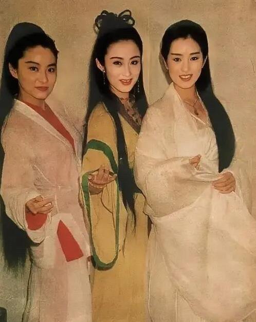 当年这部影片三位女演员的合影中，我觉得最好看的是中间的张敏，比林青霞美的大方一些
