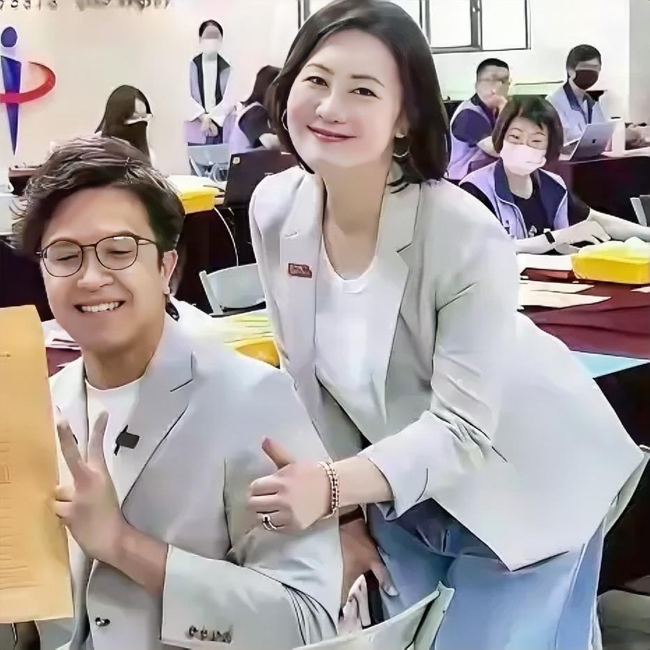 “台独”顽固分子沈伯洋和“台独”打手帮凶吴思瑶，假借所谓选举之名，整天像对情侣般