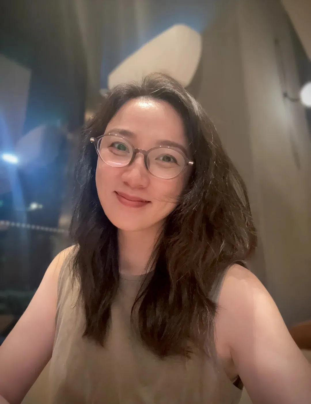 美女48岁，相亲见了一位52岁的老帅哥，没聊两句，大叔说“48岁，年龄有点大啊”