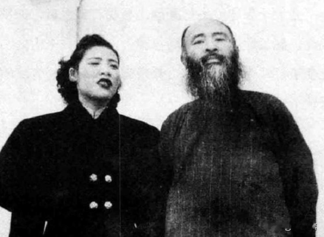 1949年画家张大千不顾劝阻，执意选择南渡。他仅有三张飞往台北的军用机票，带着第