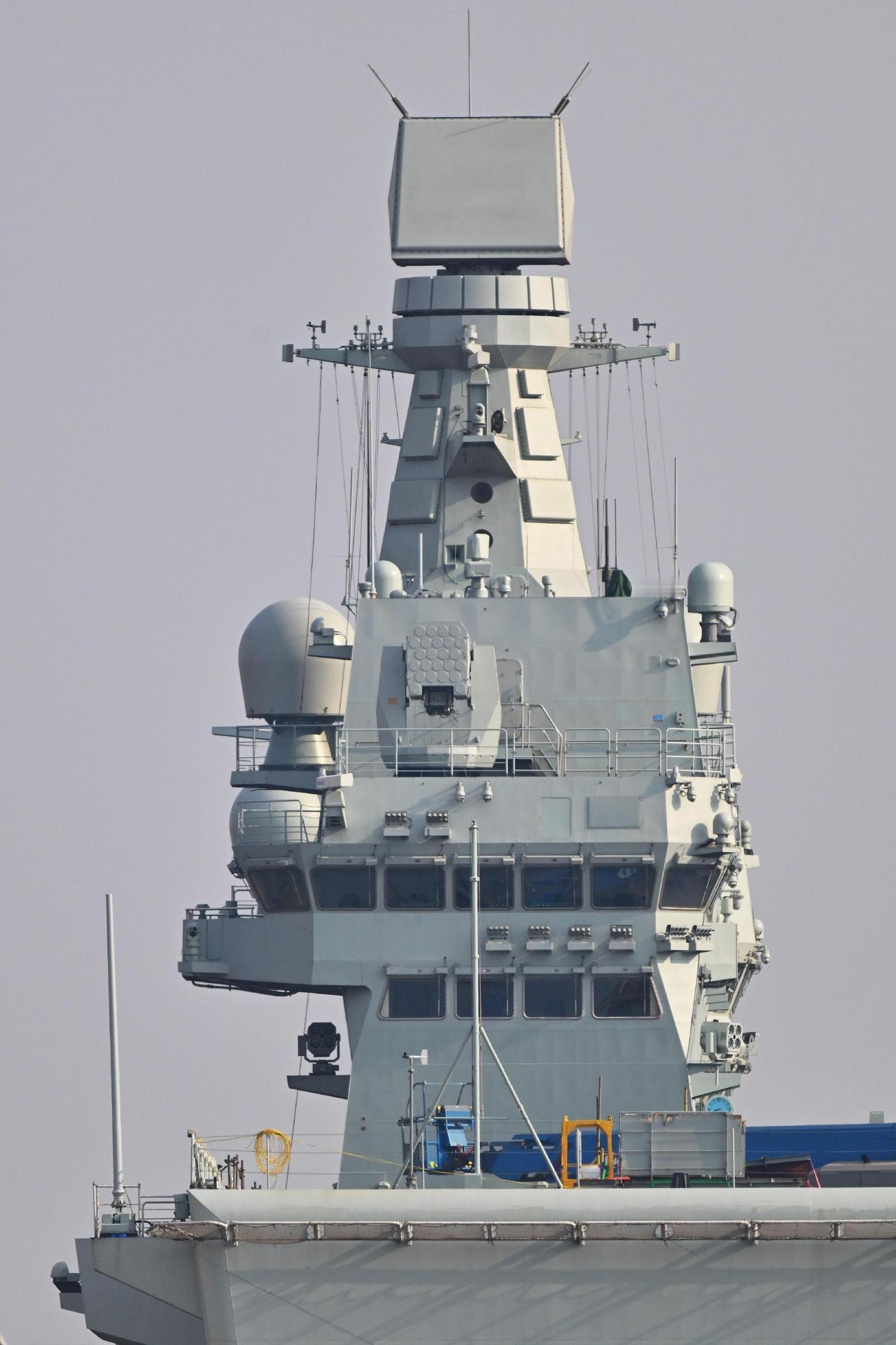 076首舰四川舰的近距离细节照片。舰岛顶部是和054B相同的双面旋转AESA主控